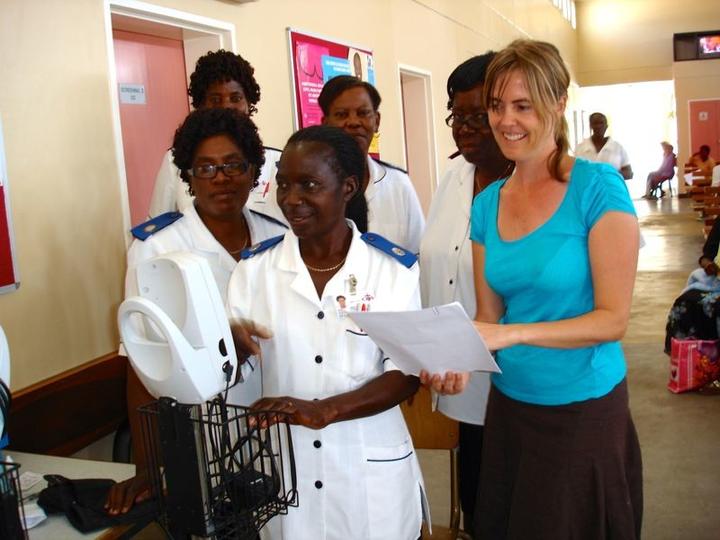 «Am Anfang waren alle distanziert, bis ich ihr Vertrauen gewonnen habe»: Renate Frey im Spital in Namibia mit Krankenschwestern.
