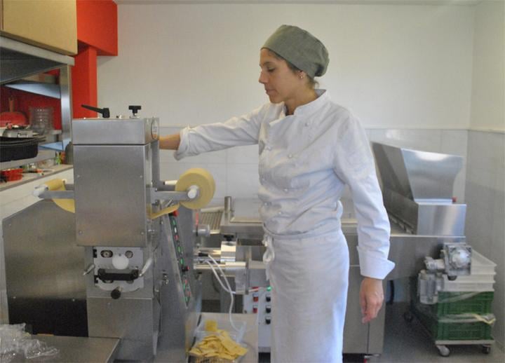 Monica Vanoli an der Pastamaschine: Ein italienisches Fabrikat aus Genua. Heisst «Italgi», und ist das Herz der Pastamanufaktur.