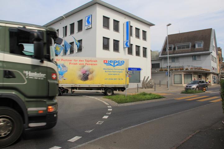 Etliche Lastwagen fahren täglich durch Hochdorf.
