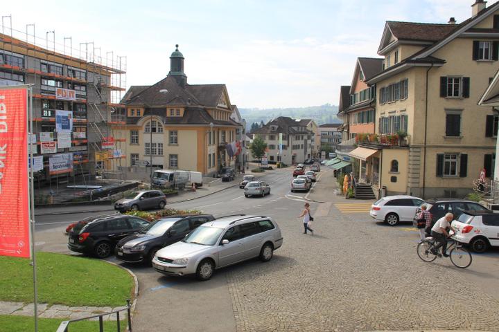 Der Dorfkern mit dem Rathaus (links).