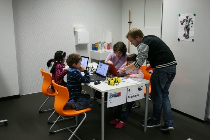 660 Schüler vom Kindergarten bis zur 9. Klasse besuchten die Robotik Werkstatt der PH Luzern. (zod)