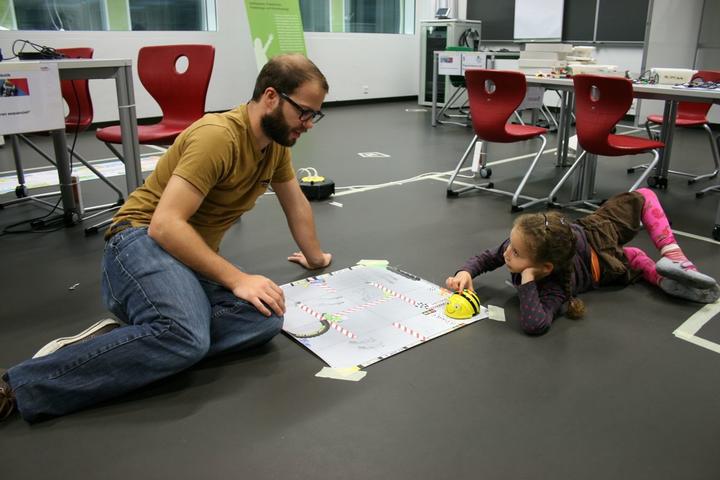 PH-Studenten entwickeln die Lerninhalte der Werkstatt mit und erklären den Kindern wie die Roboter funktionieren. (zod)