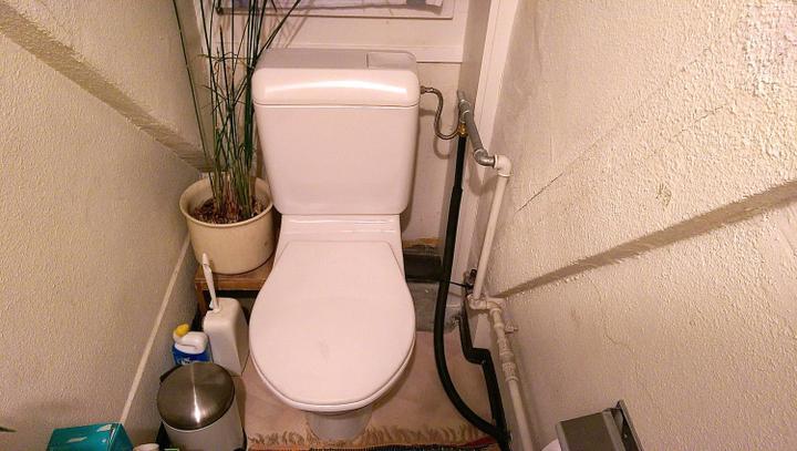 Die Toilette in Gerhardts Wohnung ziert ein anscheinend provisorischer Schlauch.