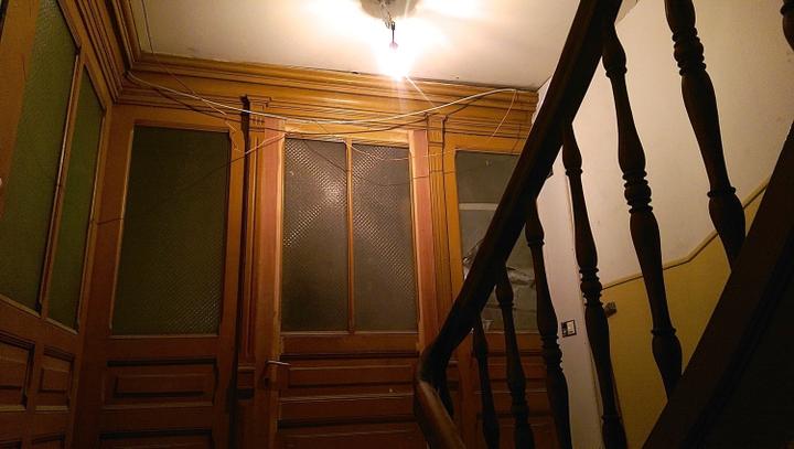 Kabel und Beleuchtung vor jeder Eingangstüre zeugen von andauernden Bauarbeiten.