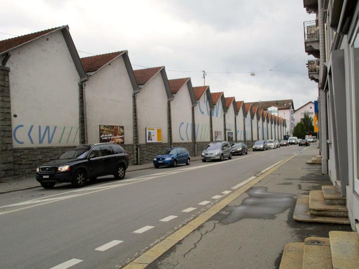 Die viel befahrene Hauptstrasse im Quartier Reussbühl, links die Shedhalle. Der Hauptverkehr wird ab 2018 nicht mehr hier durch, sondern über die neue Kantonsstrasse fliessen.
