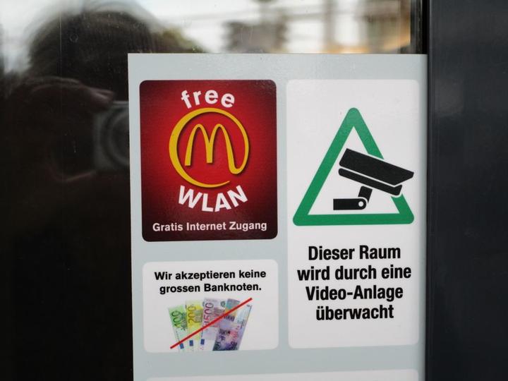 McDonald’s hat die Videoüberwachung mit diesem Hinweisschild am deutlichsten deklariert.