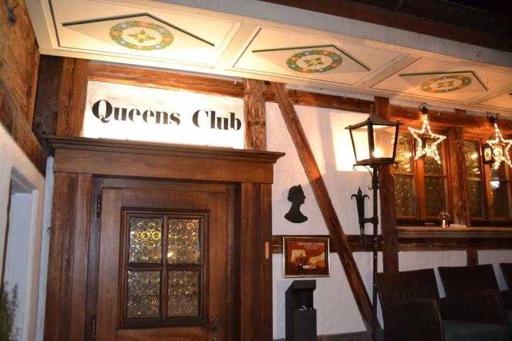 Eingang zum Queens-Club mit seiner rustikalen Bar.