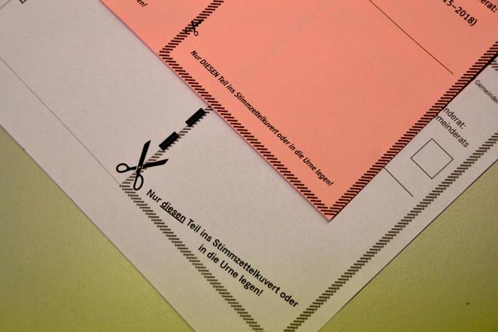 Die Schere ist kleiner: Der Wahlzettel für den zweiten Wahlgang der Gemeinde Steinhausen (rot), darunter die gestalterische Empfehlung des Kantons Zug (weiss).