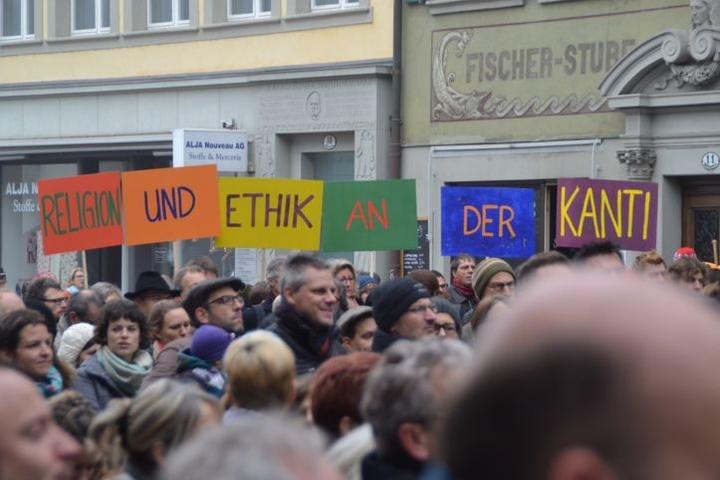 Farbige Schilder gegen die Streichung des Ethik-Unterrichts an der Kantonsschule.