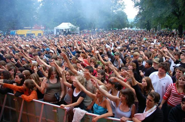 August: Das Openairfestival «Funk am See» zieht an der zehnten Austragung über 10’000 Besucher in seinen Bann. Bei garstigem Wetter unterhalten zehn Bands die Musikfans auf der Lidowiese. (Archivbild/Austragung 2010)