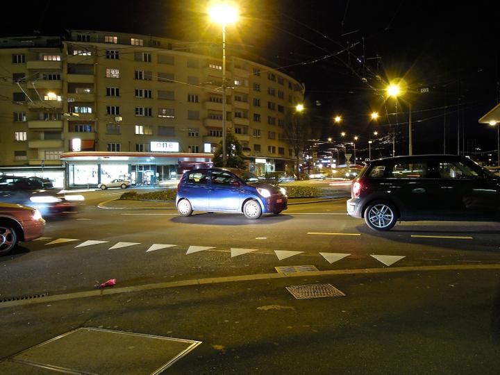 Auf dem Bundesplatz üben sich die Autofahrer im Stehen.