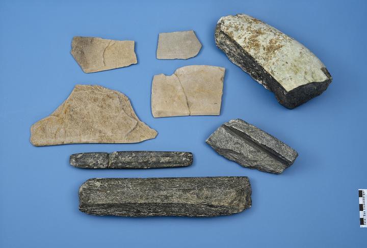 Eine Auswahl von Sägeplättchen aus Sandstein, angesägte Grüngestein und Halbfabrikaten von Steinbeilen aus verschiedenen jungsteinzeitlichen Fundstellen rund um den Zugersee (Risch, Cham und Zug) aus der Zeit zwischen 3700 und 2800 v. Chr.