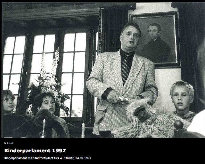 Urs W. Studer spricht anlässlich einer Sitzung des Kinderparlaments 1997.