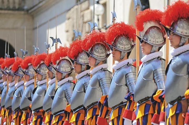 Die Schweizer Garde in ihren Uniformen. Von 1548 bis 1858 stellte Luzern jeweils den Kommandanten der päpstlichen Leibwache.