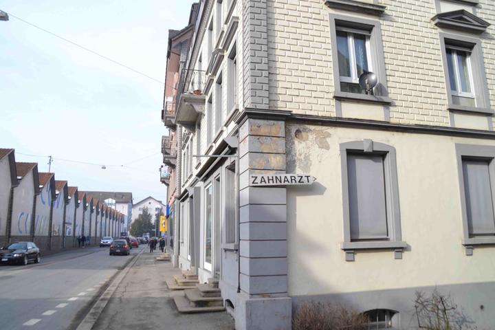 Einige Liegenschaften weiter unten an der Hauptstrasse in Reussbühl. Auch hier nagt der Zahn der Zeit an den Häusern.