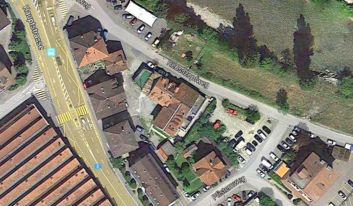Die Häuser an der Hauptstrasse in Reussbühl. Die beiden obersten sind abgerissen worden. Die Nummer 58 steht noch und ist jetzt das letzte Haus, Velos Ineichen ist seit 2014 dort.