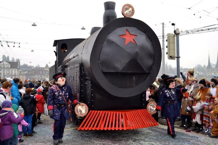 Ein prächtiger Wagen: die russische Lokomotive mit dem roten Stern.