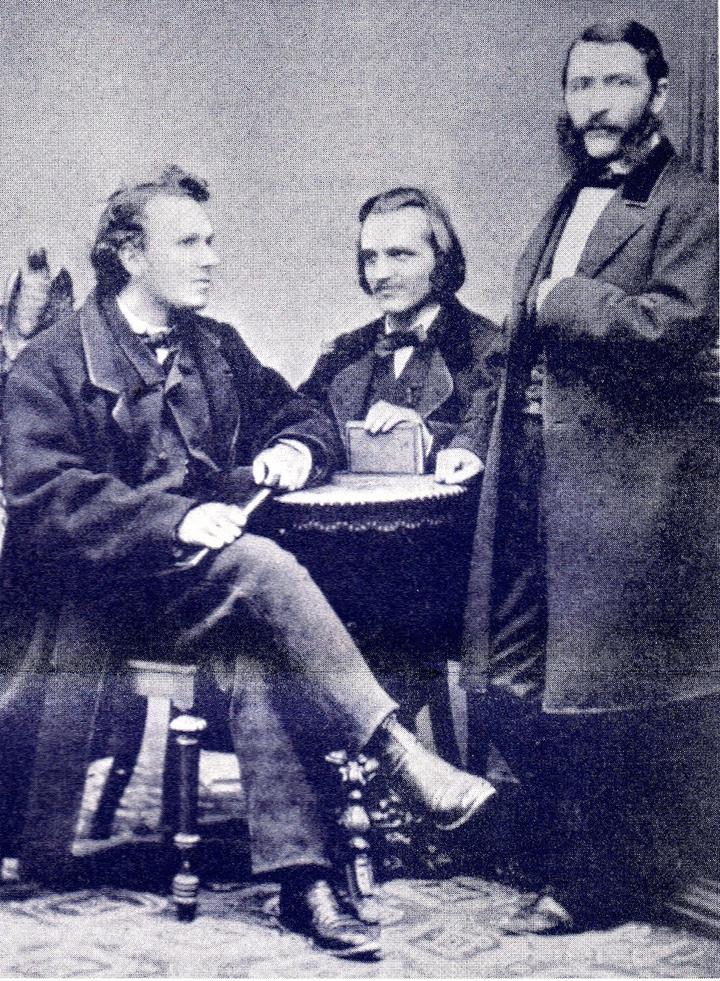 Carl Spitteler 1865 in Luzern im Kreise seiner Förderer: Fotograf Gerold Vogel (Mitte) und Oberschreiber Julius Rüegger.