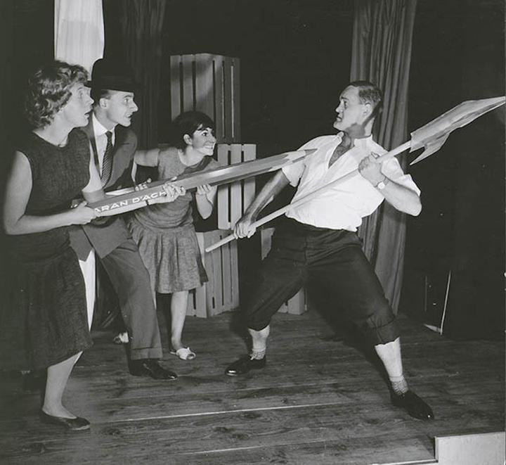 Marlis Hofstetter, Emil Steinberger, Ursula Heim und Hans Duss im Programm «s Cabaradiesli putzt use!», 1961 (Fotografie aus dem Archiv von Armin Beeler)