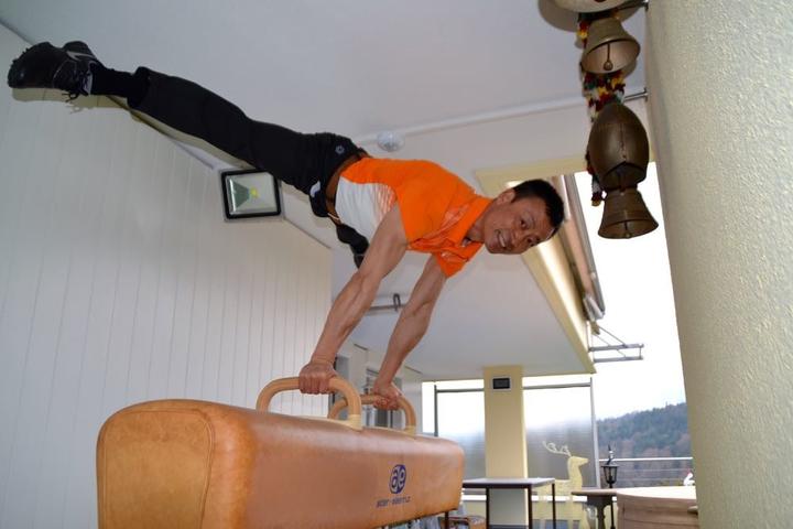 Donghua Li beim Training auf seiner Terrasse in Adligenswil.