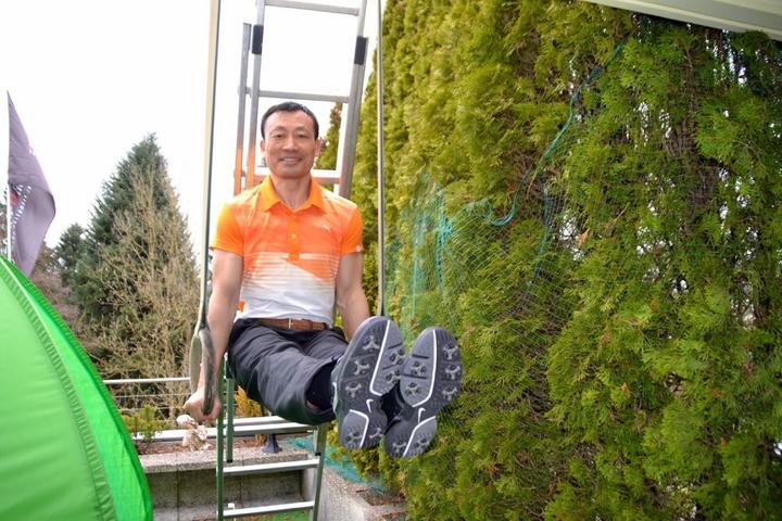 Donghua Li beim Training auf seiner Terrasse in Adligenswil.