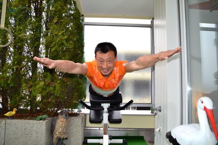 Donghua Li beim Training auf seiner Terrasse in Adligenswil.