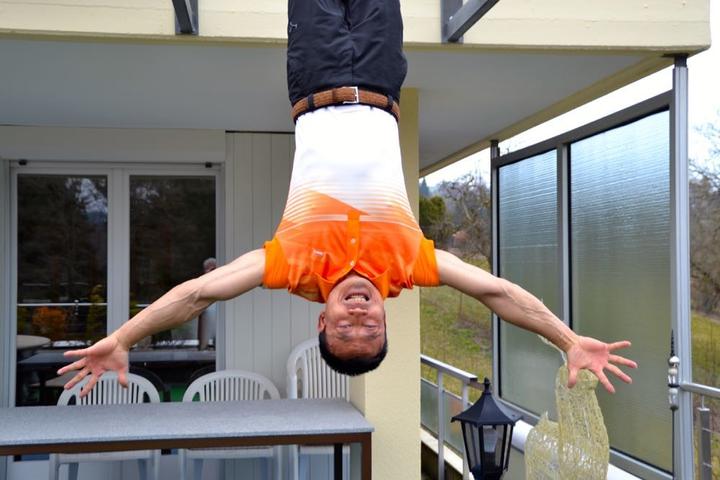 Donghua Li beim Training auf seiner Terrasse in Adligenswil.