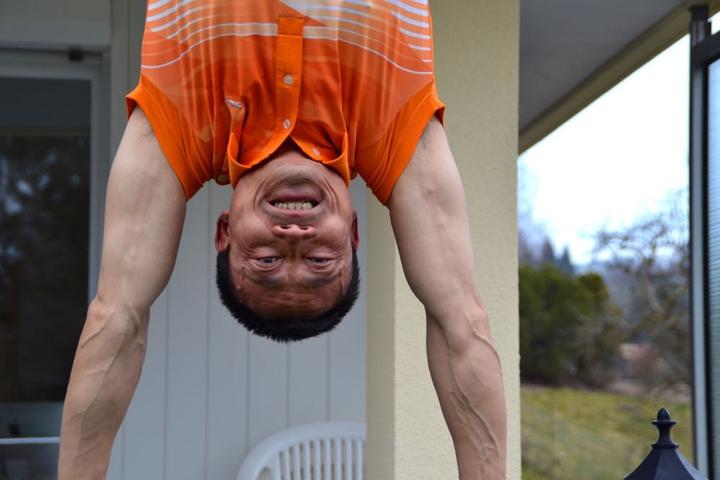 Donghua Li beim Training auf seiner Terrasse in Adligenswil.