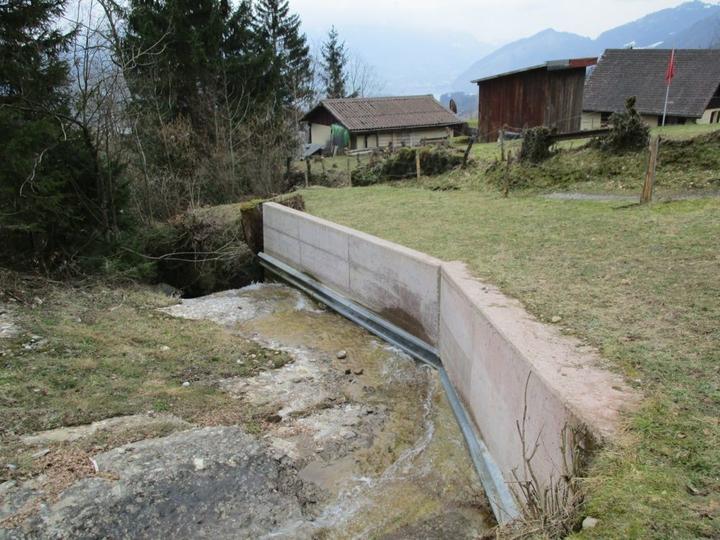 Der Kanton Schwyz hat diese Mauer nicht gebaut, ergaben Recherchen.