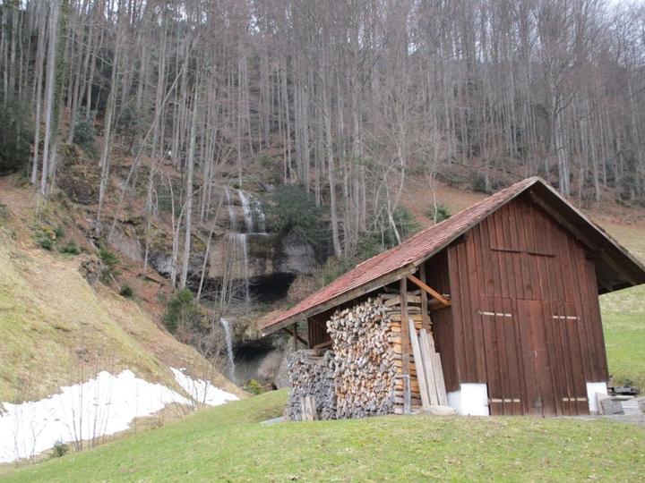 Der bewaldete Hang mit dem Wasserfall des Dächlibachs gehört ebenfalls zu Schmids Grundbesitz.