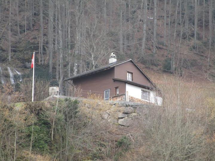 Das Haus kaufte Moritz Schmid Ende der 1980-er-Jahre. Unterhalb des Hauses die ersetzte Stützmauer.