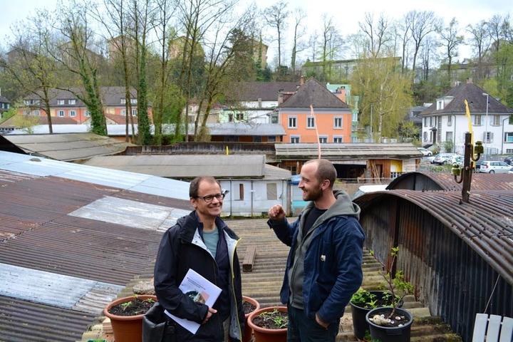 Cla Büchi (links) und Pascal Hofer auf einer Terrasse im Innenhof des alten Käselagers. Die Bauten ringsum müssten dem neuen Projekt weichen.