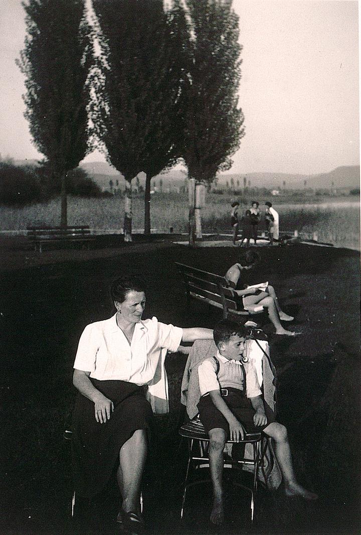 Einfach mal nur abschalten am See. Vorne eher züchtig, hinten wird von Frauen schon mehr Haut gezeigt. Hirsgarten in Cham, 1949.