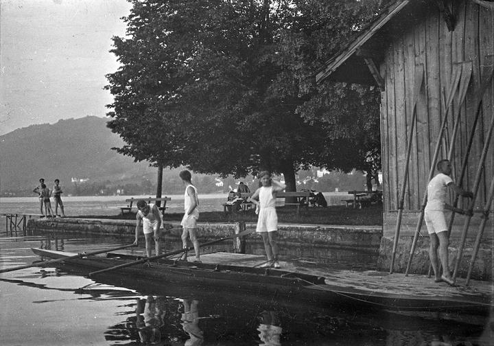 Im Hintergrund die Badeanstalt «Männerbadi», deren Name sich wohl von einem Stadtratsbeschluss von 1930 herleiten lässt, in welchem entschieden wurde, dass die Männer vormittags unterhalb des Siehbachs und die Frauen im Strandbad am Chamer Fussweg baden.
