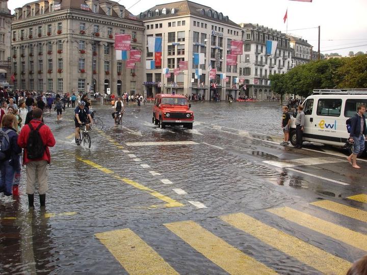 Für einmal war es in der Luzerner Innenstadt angenehm ruhig: Für Autos gab es kein Durchkommen mehr.