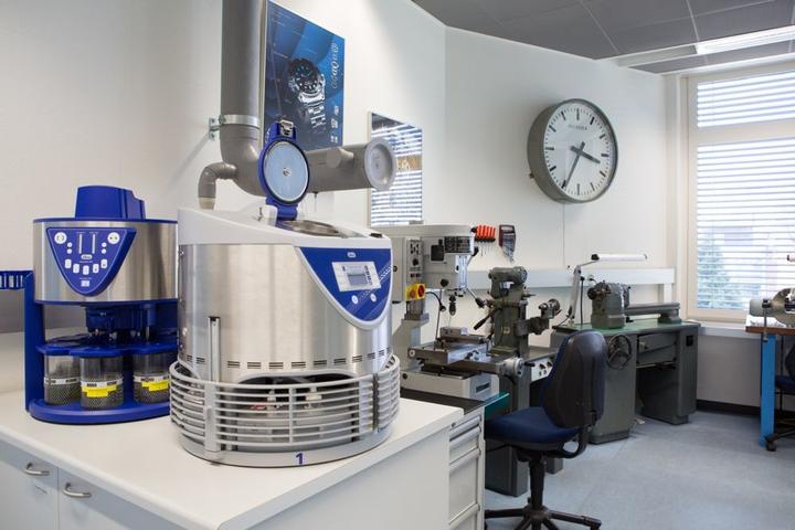 Mikromechanische Werkstatt (im Vordergrund Reinigungsmaschinen für Uhrwerke)