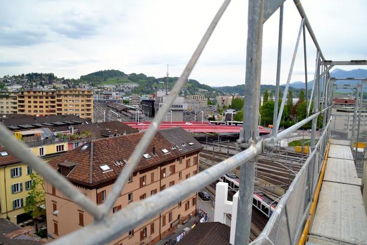 Vom Dach des Hotels hat man einen herrlichen Blic über die Stadt und die Bahngleise.