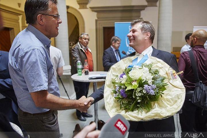 Nationalrat und FDP-Präsident Peter Schilliger gratuliert Marcel Schwerzmann zur Wiederwahl.