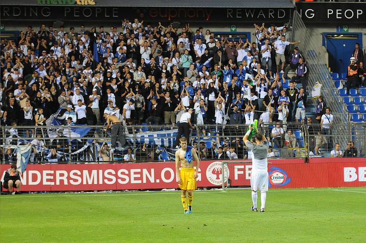 30. August 2012: Enttäuschte FCL-Spieler verabschieden sich nach der 2:0 Pleite von den zahlreichen nach Genk gereisten Fans.