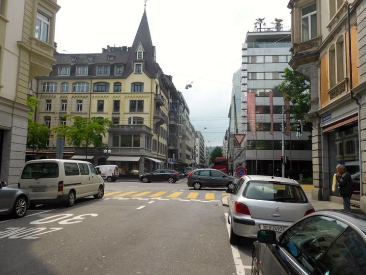 Bei dieser Einfahrt in die Pilatusstrasse wird künftig eine Ampel den Verkehr kanalisieren. Rechtsabbiegen wird zudem verboten.