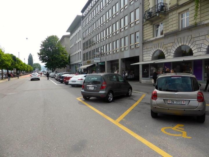 Bahnhofstrasse: Alle Autoparkplätze sollen weichen und Restaurants und Veloparkplätzen Platz machen. Die Behindertenparkplätze werden verlegt.