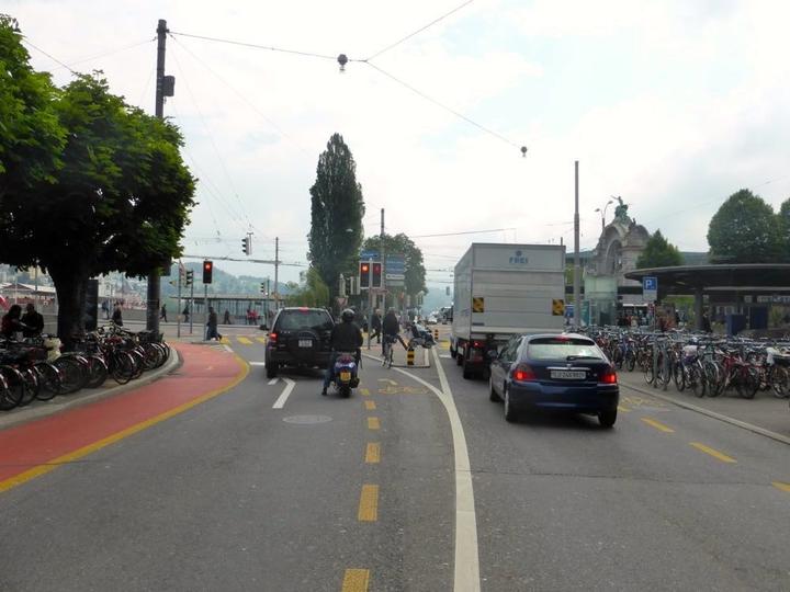Eine dieser beiden Strassen soll schon in der ersten Etappe der Bahnhofstrassen-Aufwertung verschwinden. Weil es in diesem Bereich aber zu viele Velos hat, wird dieser Abschnitt erst in einer zweiten Etappe autofrei.