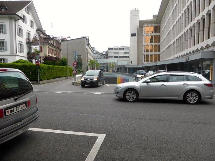 Parkhaus Kantonalbank an der Hirschmattstrasse: Künftig dürfen die Autofahrer nicht mehr links fahren und in die Bahnhofstrasse einbiegen. Sie müssen einen Umweg machen, wenn sie über die Seebrücke oder zum Banhof fahren wollen.