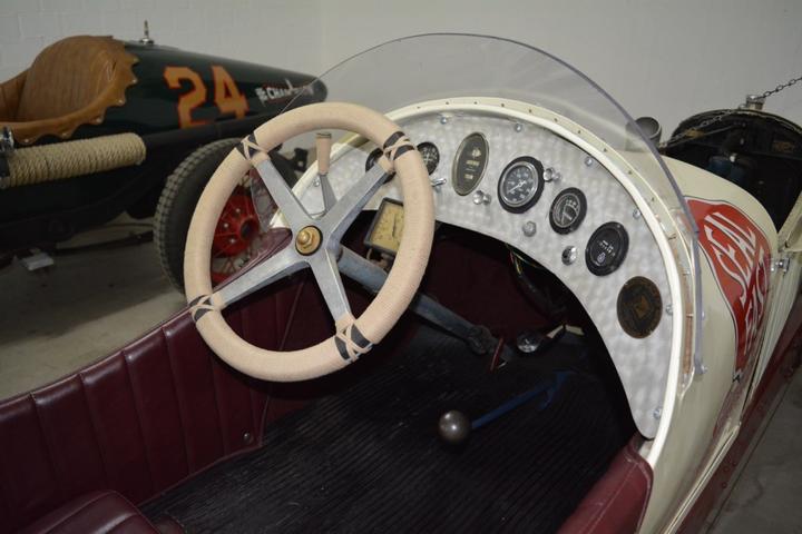 Reduziert auf das Minimum: Cockpit des rund 80-jährigen Rennwagens der Marke Buick.