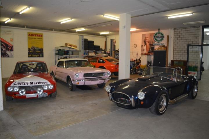 Schnell und schön: AC Cobra Shelby (rechts). Daneben ein Rallye-Lancia und ein Ford Mustang Cabriolet.