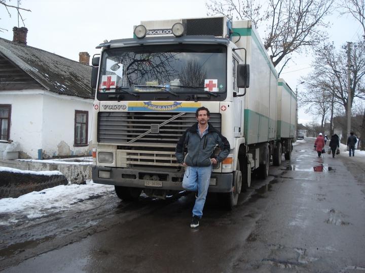 Mit Hilfsgütern und einem altes Migros-Lastwagen in der Ukraine.