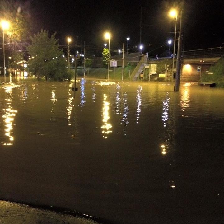 Auch in der Stadt Luzern, hier in der Nähe des Verkehrshauses, sorgten die Regenfälle für überflutete Strassen.