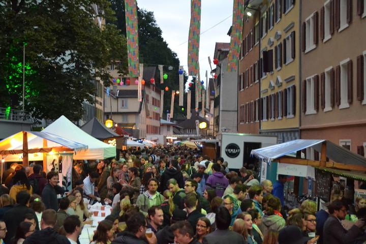Eindrücke vom ersten Luzerner Street Food Market in der Lindenstrasse. (Bild: jav)
