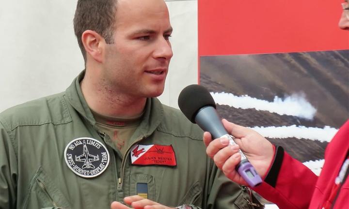 «Teddy» gibt ein Interview vor dem PR-wirksamen Militär-Zelt