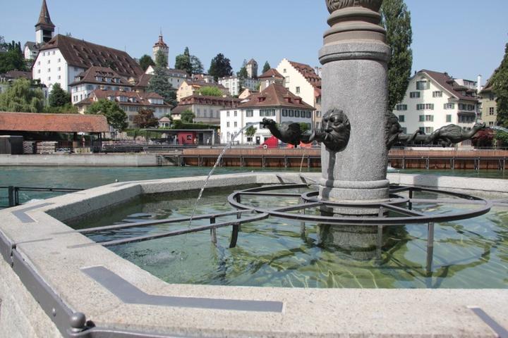 Immer im Fluss: Die Luzerner Brunnen – hier der restaurierte Zeughausbrunnen – sprudeln rund um die Uhr – und verursachen entsprechend hohe Kosten.